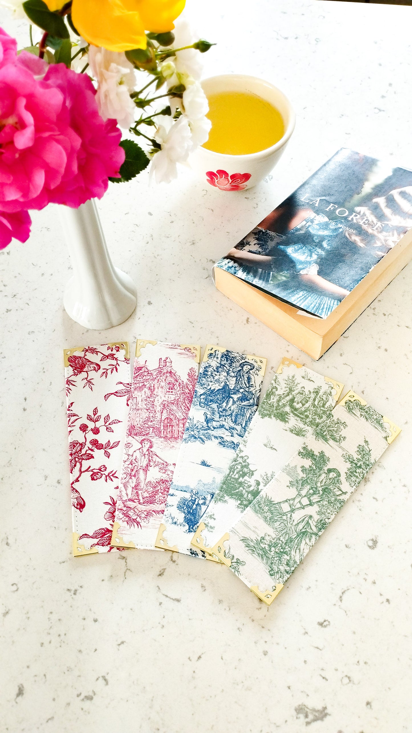 Marque-pages en Toile de Jouy bleu fait main avec angles en métal doré