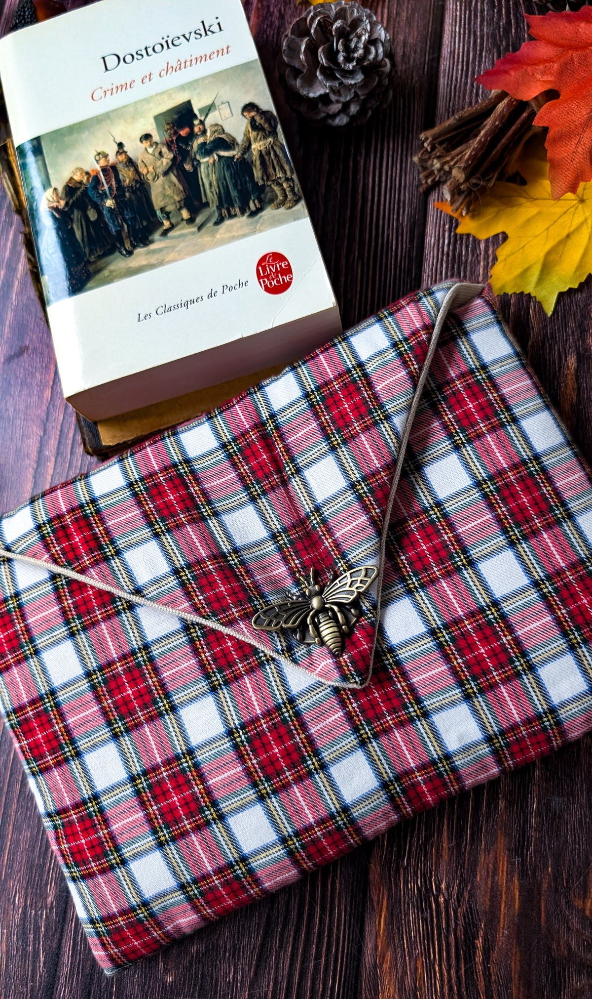 Pochette à livre format poche fermoir abeille tartan rouge et blanc