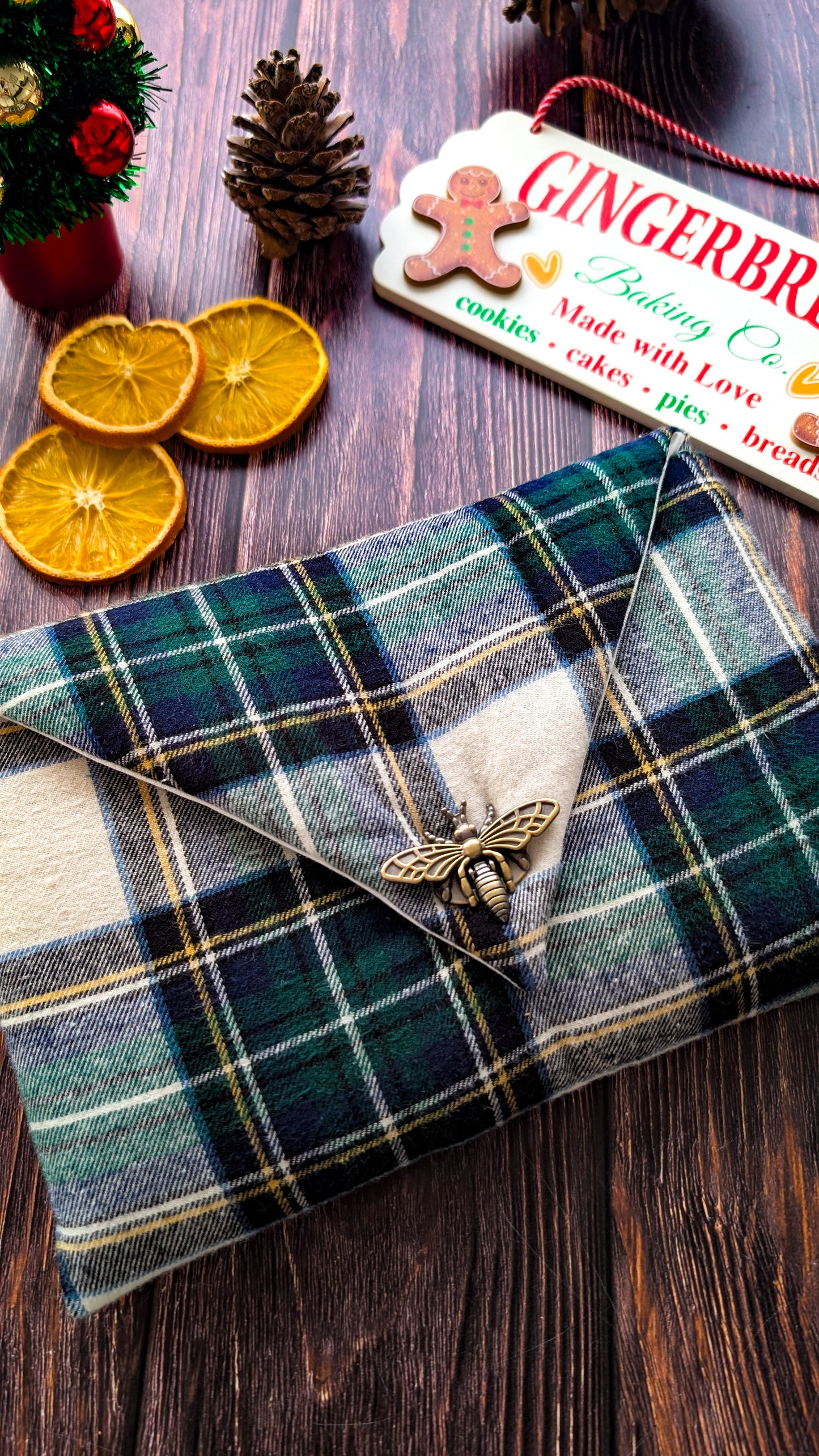 Pochette pour livre en flanelle de coton tissu tartan bleu et vert avec fermoir abeille en laiton