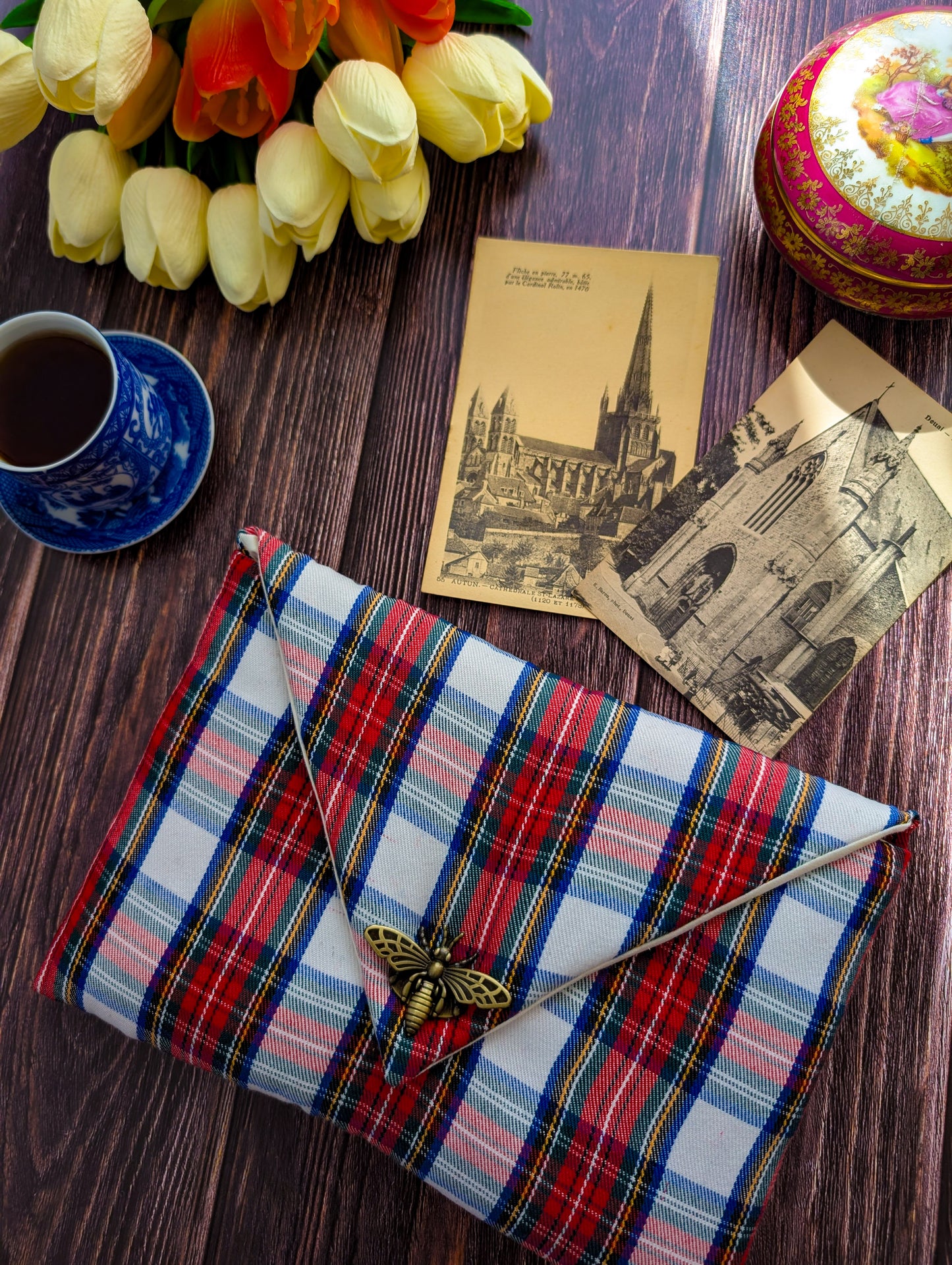 Pochette à livres et liseuse en véritable Tartan blanc et rouge.