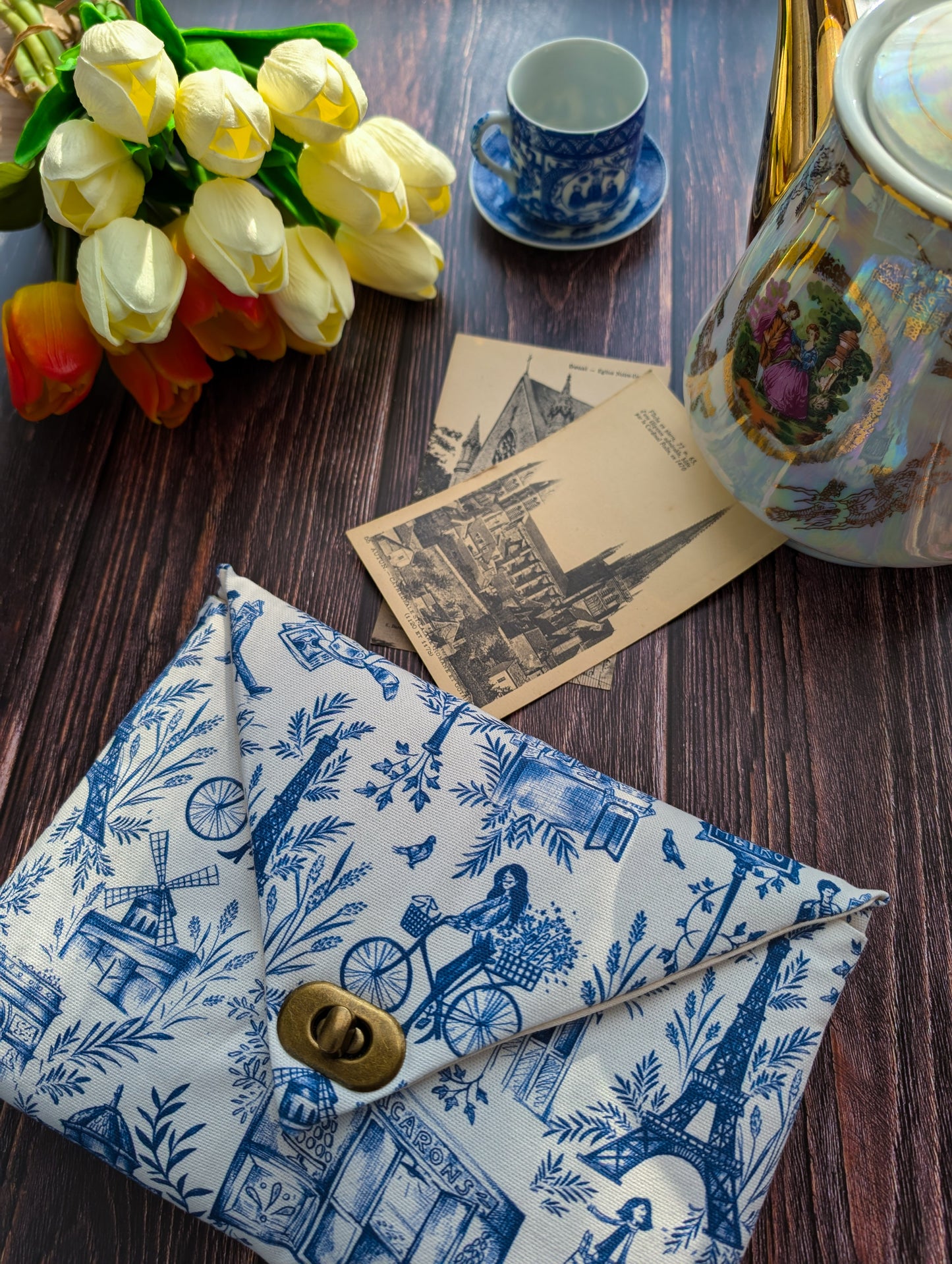 Pochette à livres et liseuse imprimé toile de Jouy parisienne