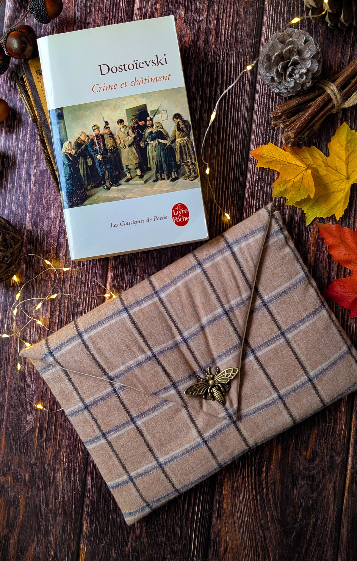 Pochette à livre format poche fermoir abeille tartan café au lait