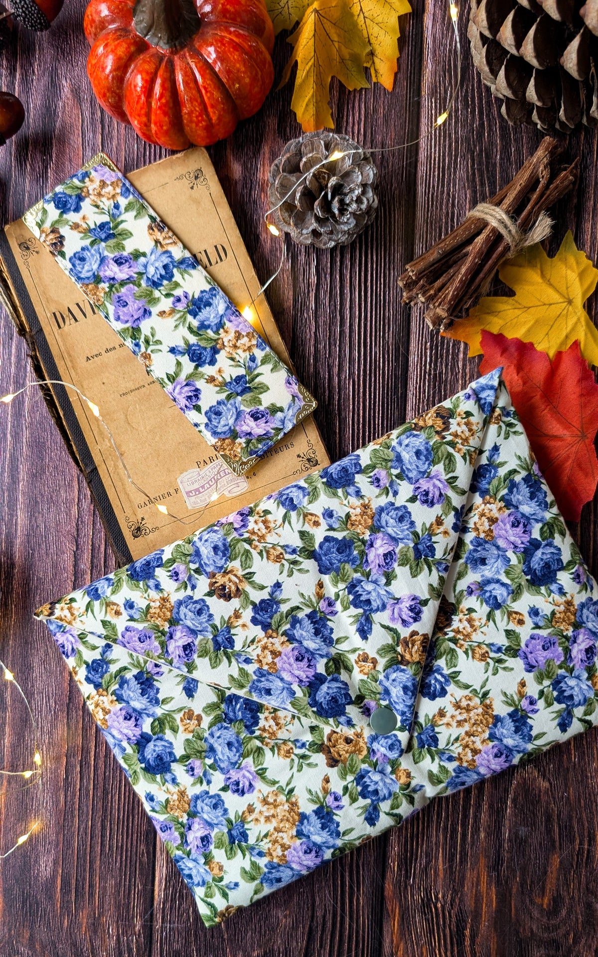 Pochette à livre format poche imprimé floral parme et marque-pages assorti