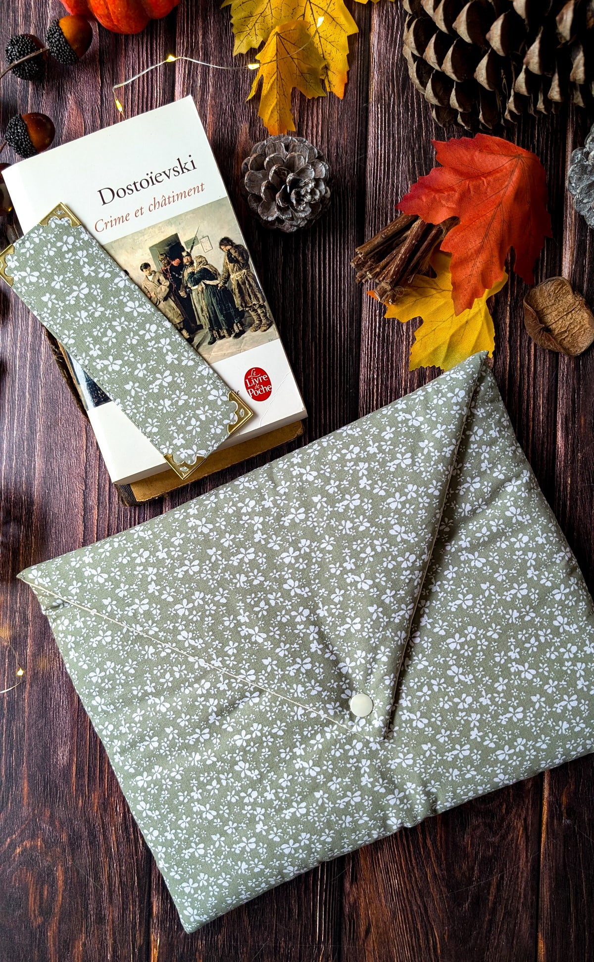 Pochette à livre grand format imprimé floral blanc sur fond vert sauge + marque pages assorti