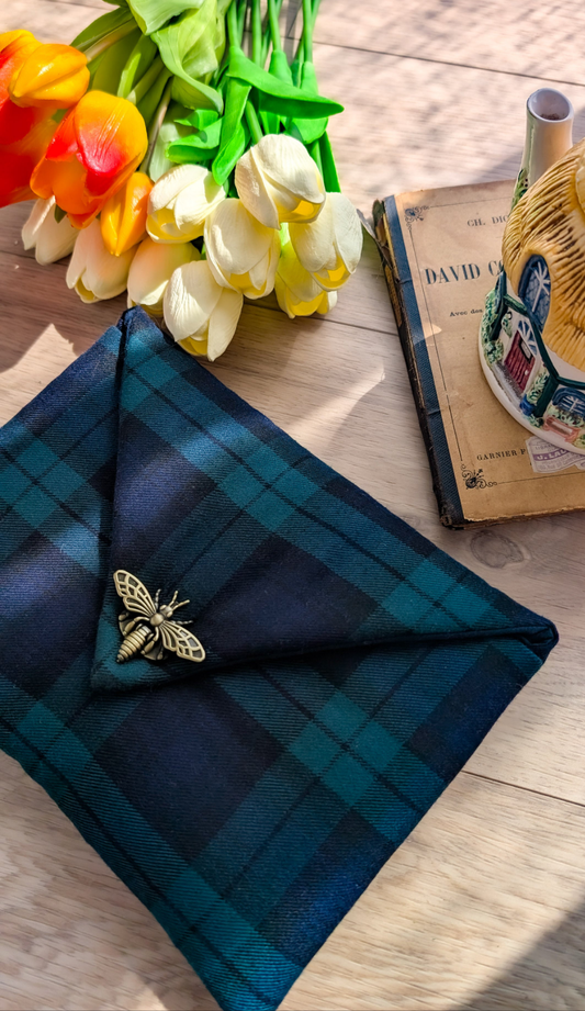 Pochette pour livre en tissu tartan bleu et vert avec fermoir abeille en laiton