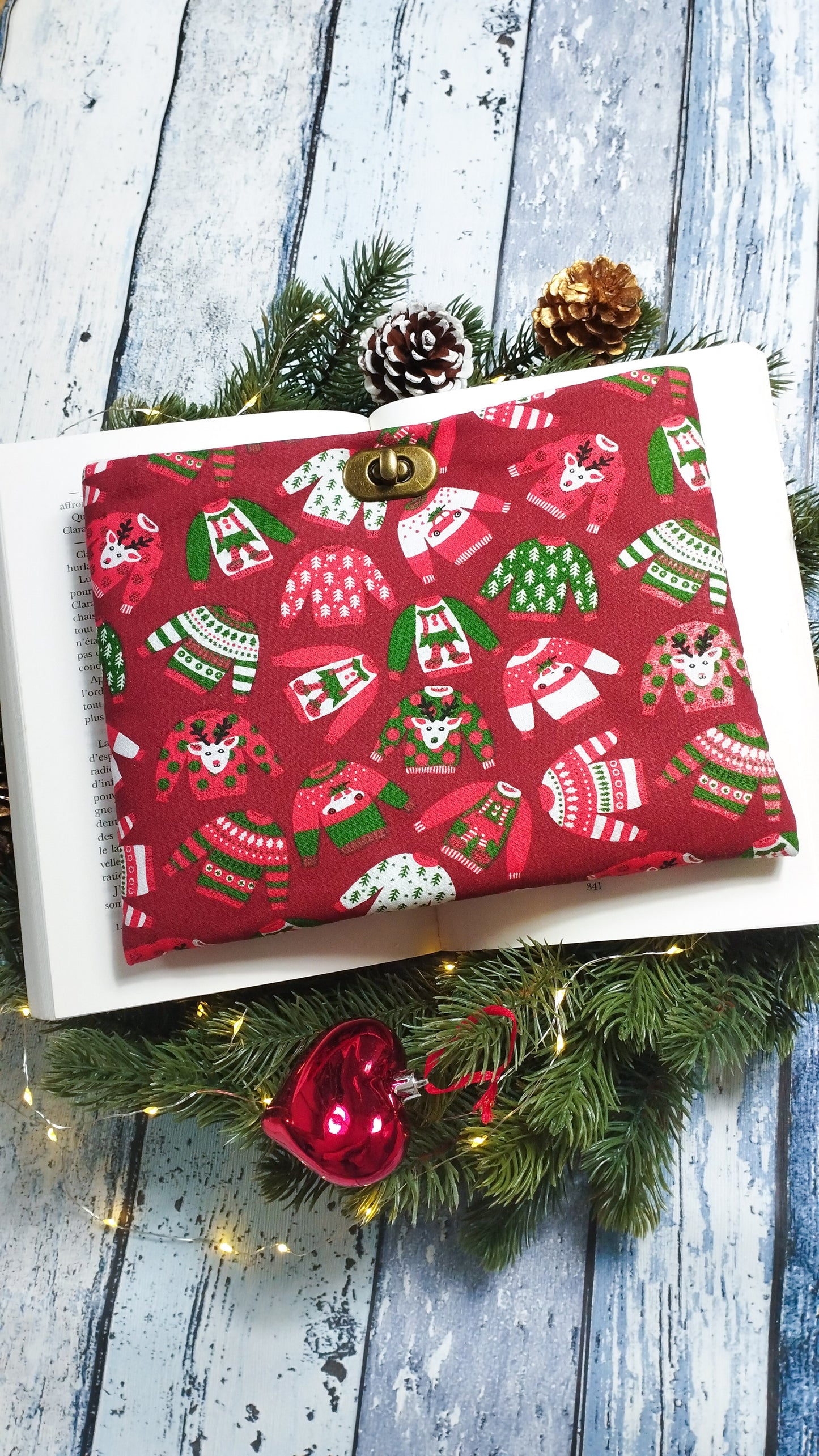 Pochette pour livres imprimé pulls de Noël fond rouge