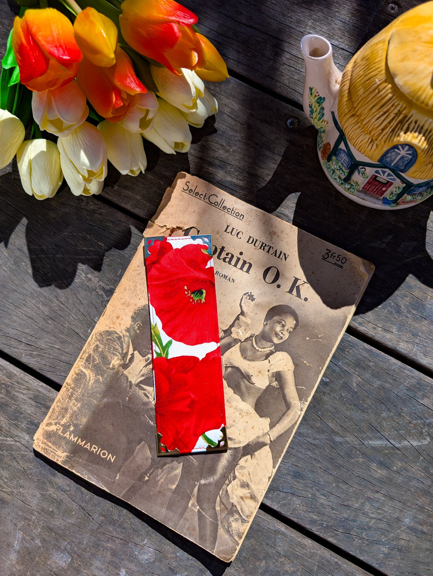 Marque-pages imprimé coquelicots avec angles en métal doré