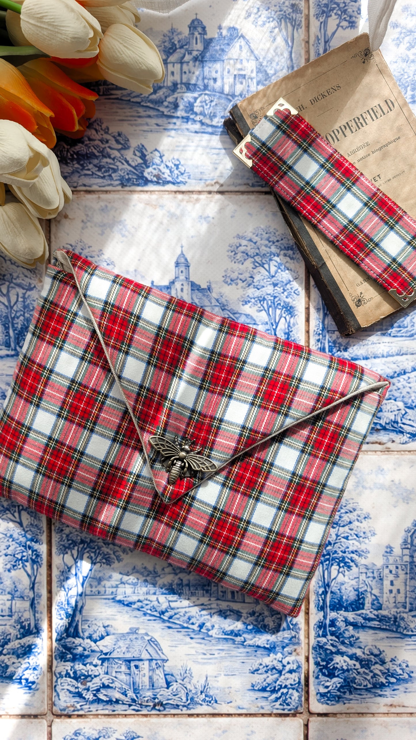 Pochette pour livre en tissu tartan rouge et blanc  avec fermoir abeille en laiton