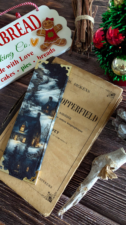 Marque-pages imprimé cottage enneigés avec angles en métal doré