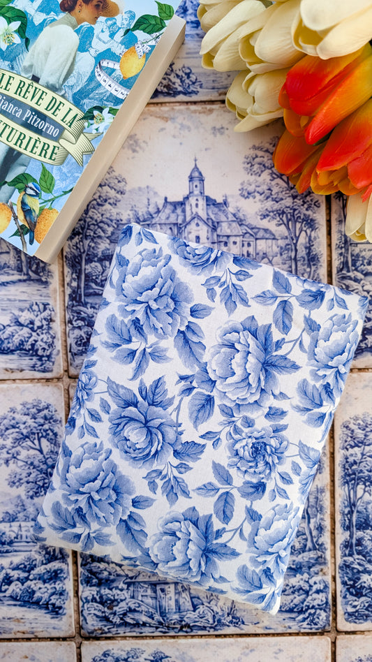 Pochette à livre et liseuse imprimé fleurs bleues sur fond blanc