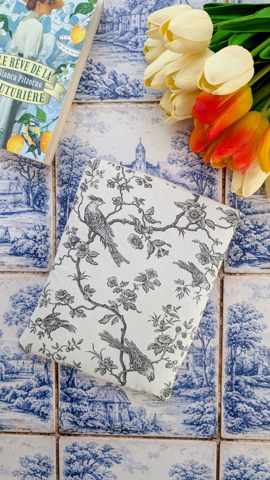 Pochette à livre et liseuse toile de Jouy noire imprimé oiseaux et fleurs