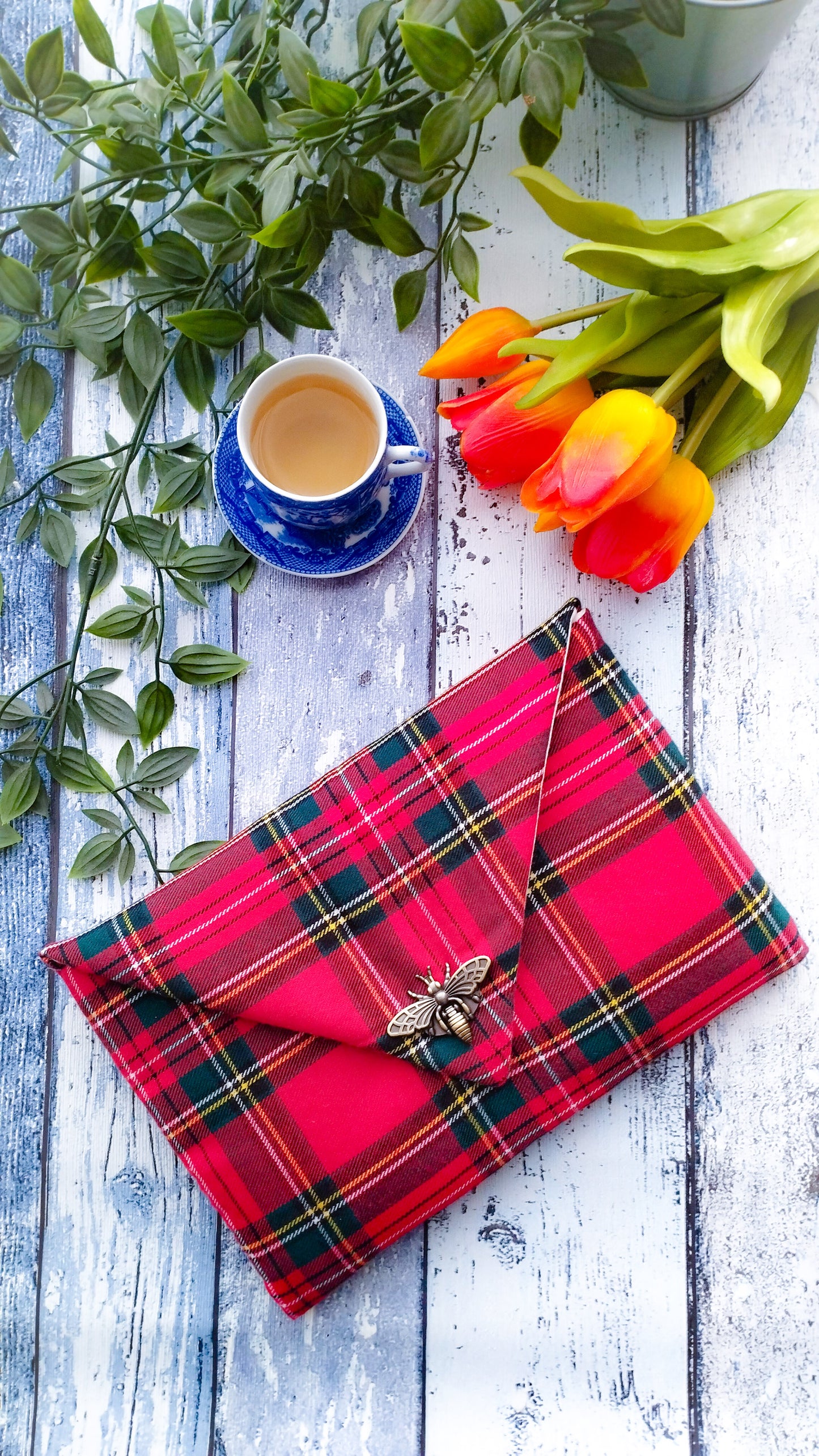 Pochette pour livre en tissu tartan rouge avec fermoir abeille en laiton