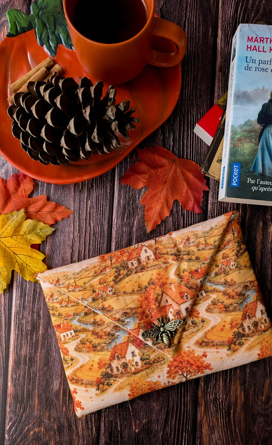 Pochette pour livre "Le Hameau d’Automne" avec fermoir abeille en laiton