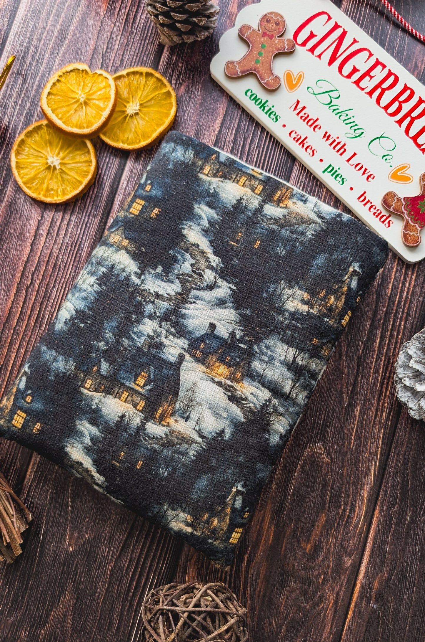 Pochette à livre et liseuse imprimé cottage enneigé