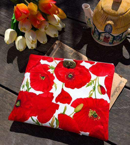 Pochette pour livre et liseuse en coton imprimé coquelicots et fermoir en laiton