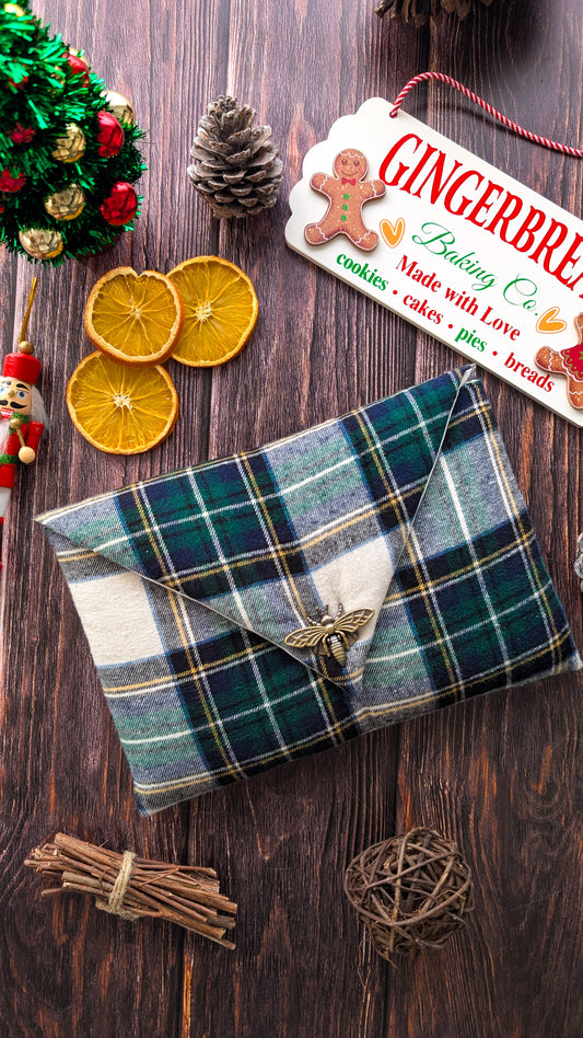 Pochette pour livre en flanelle de coton tissu tartan bleu et vert avec fermoir abeille en laiton