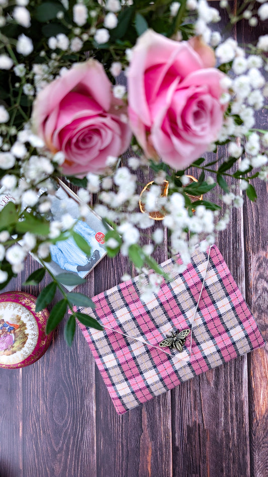 Pochette pour livre en tissu tartan rose avec fermoir abeille en laiton