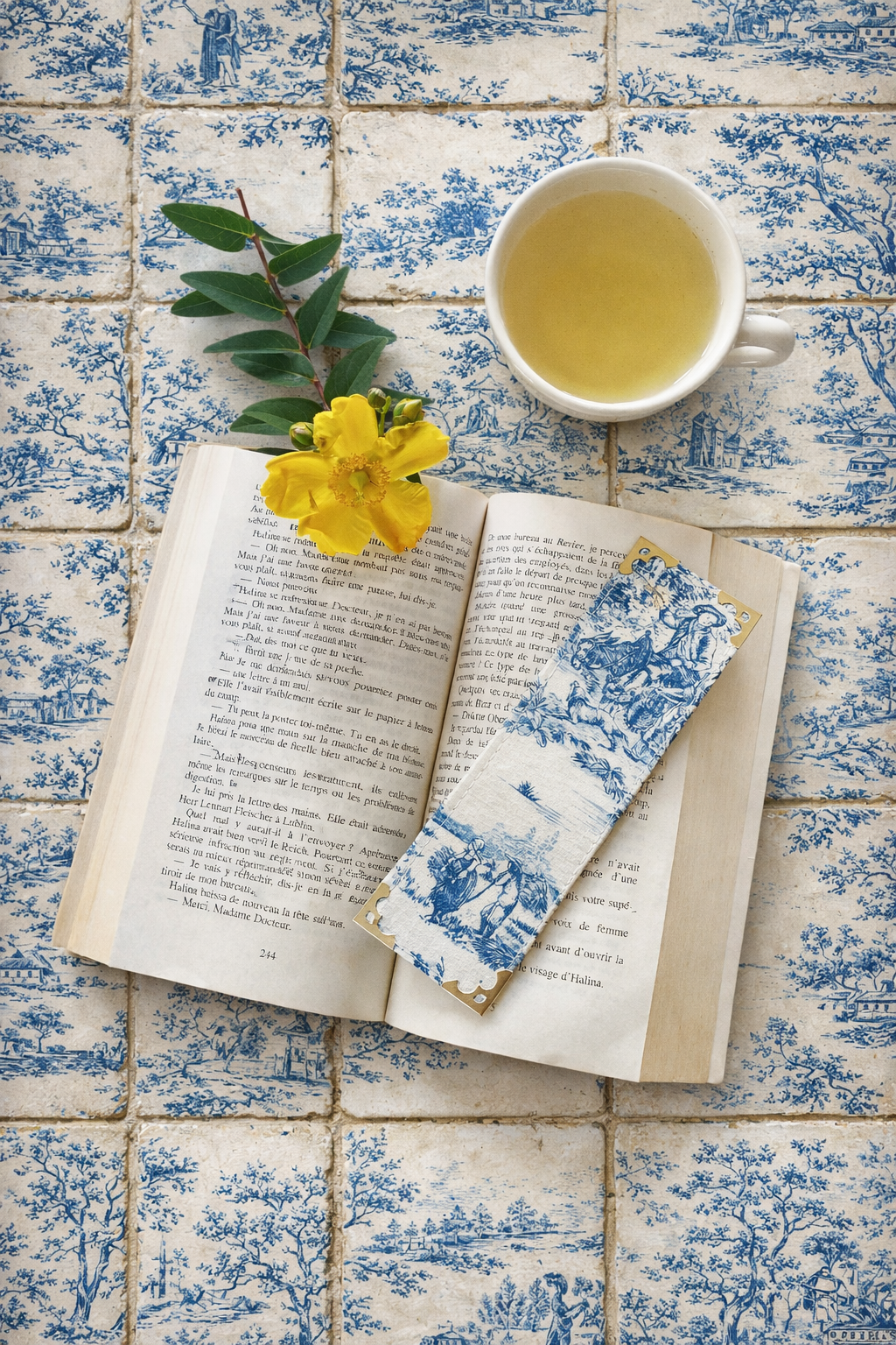 Marque-pages en Toile de Jouy bleu fait main avec angles en métal doré