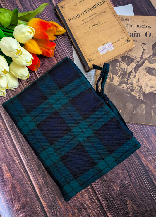 Pochette à livres en tartan vert et bleu avec liens à nouer